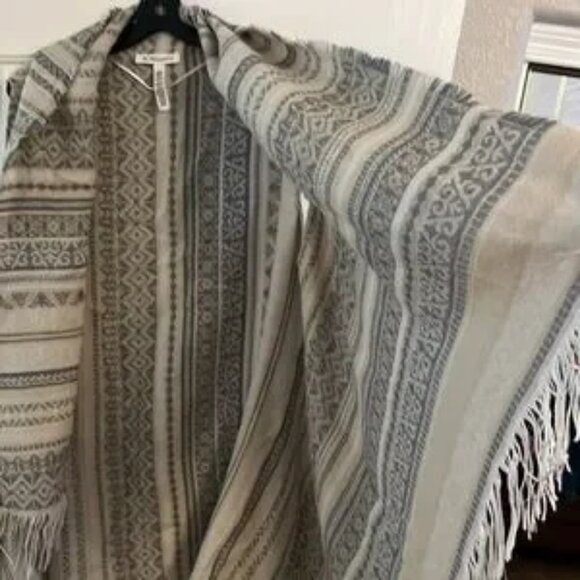 BCBG cream and grey light sweater sleeveless kimono 100% acrylic - Picture 5 of 6